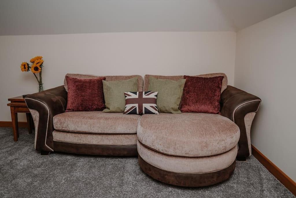 Lovely New 1 Bedroom Loft Apartment With On Drive Parking Trowbridge Ngoại thất bức ảnh