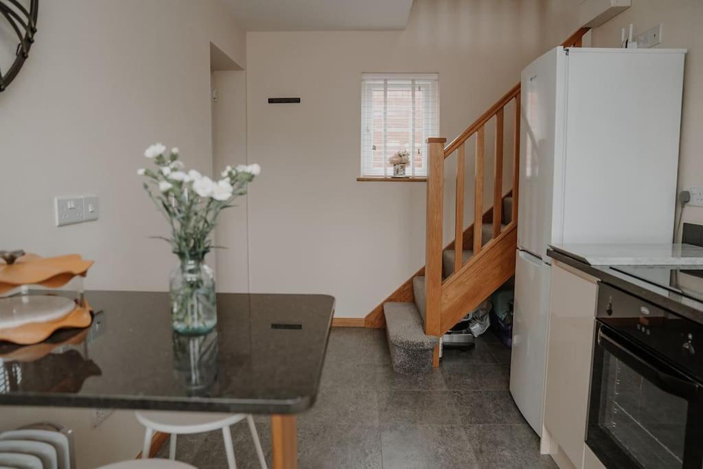 Lovely New 1 Bedroom Loft Apartment With On Drive Parking Trowbridge Ngoại thất bức ảnh
