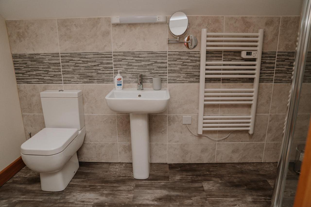 Lovely New 1 Bedroom Loft Apartment With On Drive Parking Trowbridge Ngoại thất bức ảnh