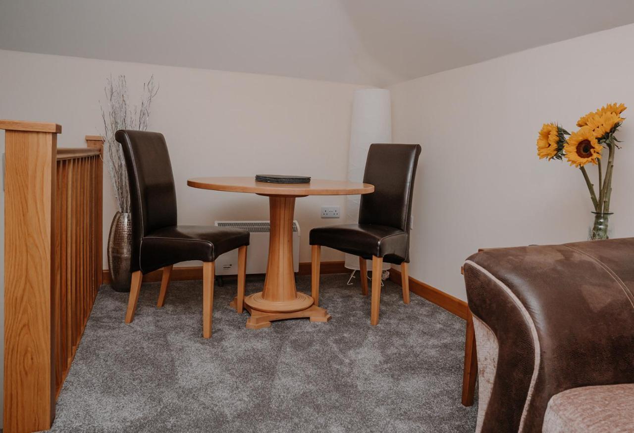Lovely New 1 Bedroom Loft Apartment With On Drive Parking Trowbridge Ngoại thất bức ảnh