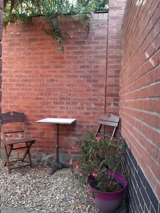 Lovely New 1 Bedroom Loft Apartment With On Drive Parking Trowbridge Ngoại thất bức ảnh