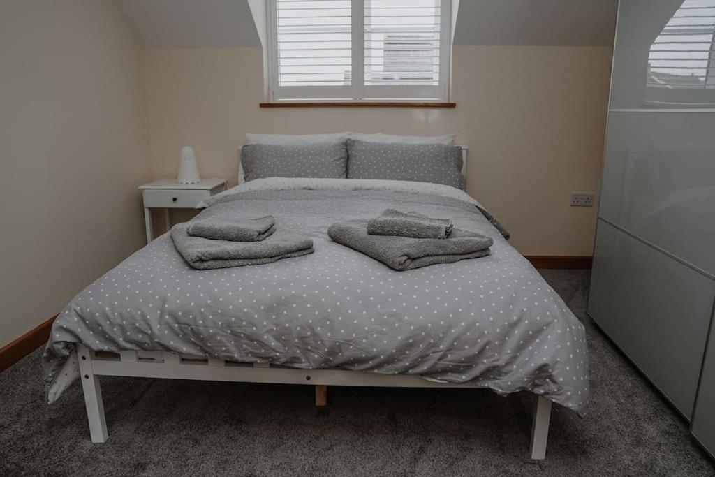 Lovely New 1 Bedroom Loft Apartment With On Drive Parking Trowbridge Ngoại thất bức ảnh