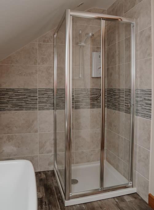 Lovely New 1 Bedroom Loft Apartment With On Drive Parking Trowbridge Ngoại thất bức ảnh
