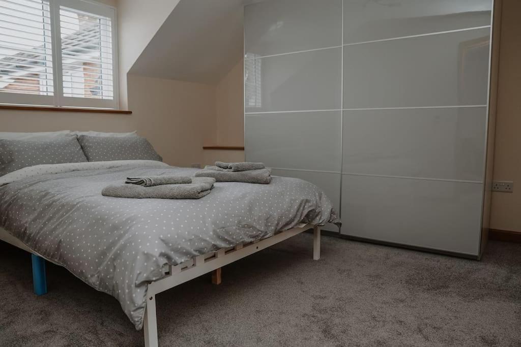 Lovely New 1 Bedroom Loft Apartment With On Drive Parking Trowbridge Ngoại thất bức ảnh