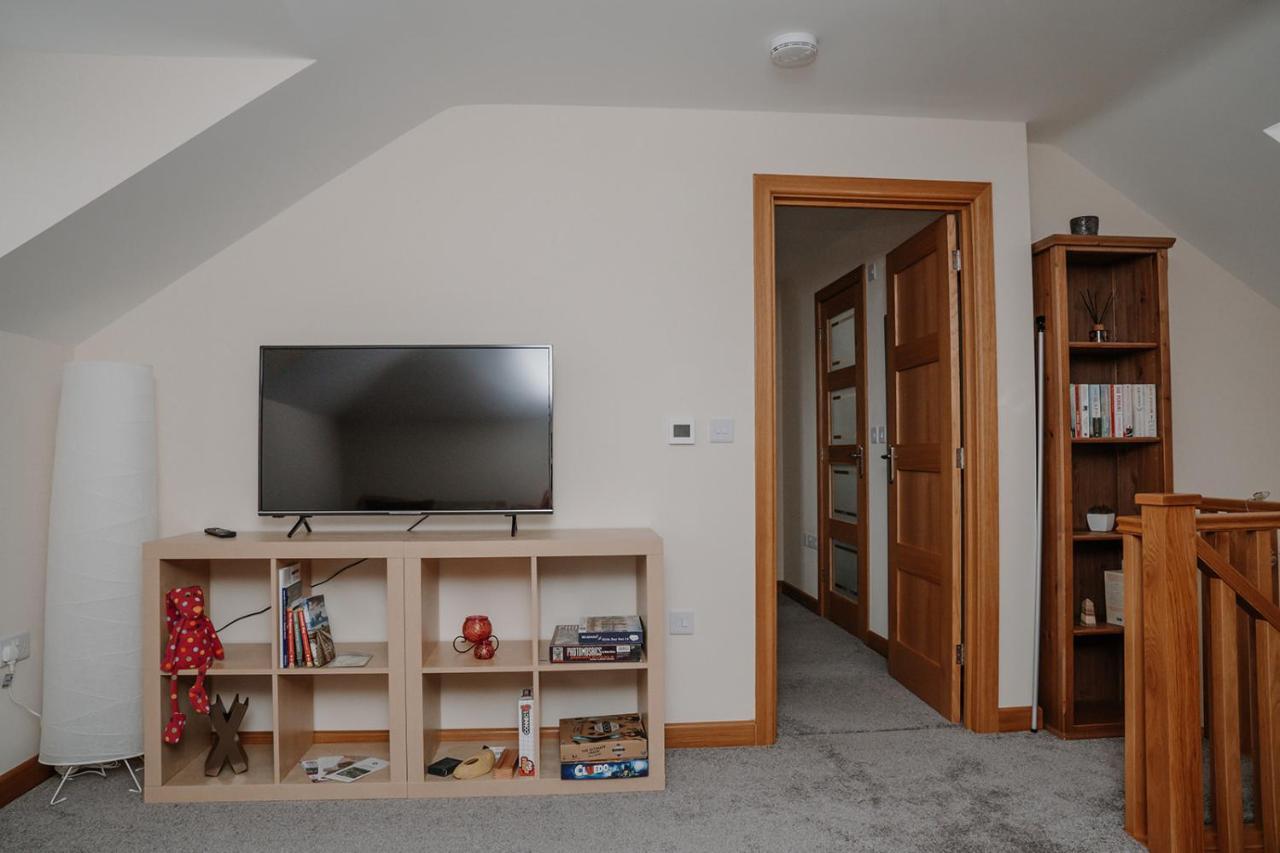Lovely New 1 Bedroom Loft Apartment With On Drive Parking Trowbridge Ngoại thất bức ảnh