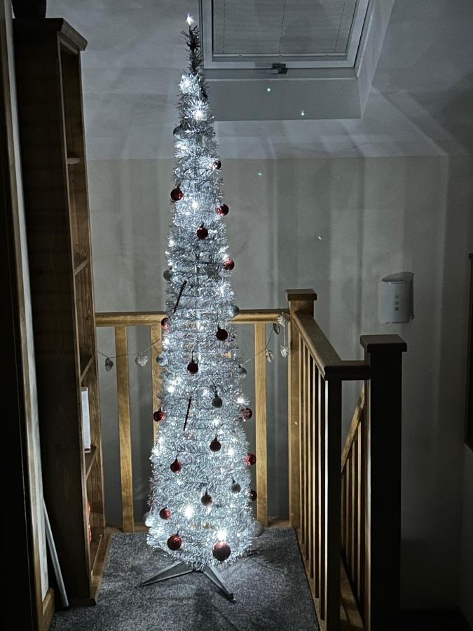 Lovely New 1 Bedroom Loft Apartment With On Drive Parking Trowbridge Ngoại thất bức ảnh